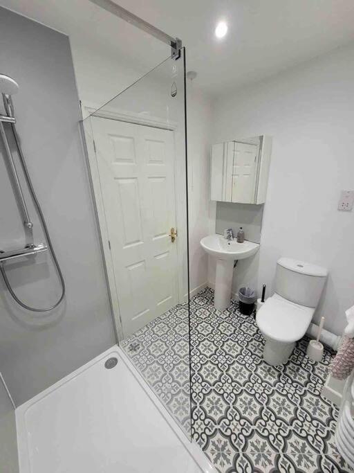 5 Bed Modern Cheltenham Town Centre Home ภายนอก รูปภาพ
